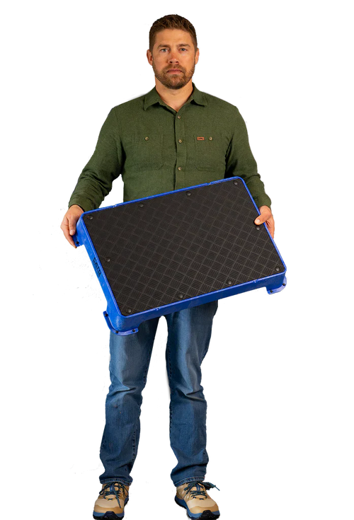Cato Board Dog Training Platform – The Ultimate Place Board for Dogs used during a German Shorthaired Pointer training session. Ideal for professional bird dog training and upland hunting dogs retrieving game. Perfect gear for puppy training courses demonstration.